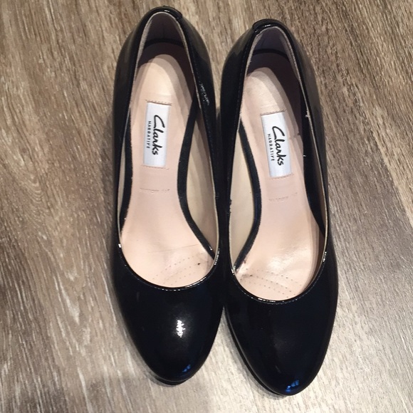 clarks black pumps
